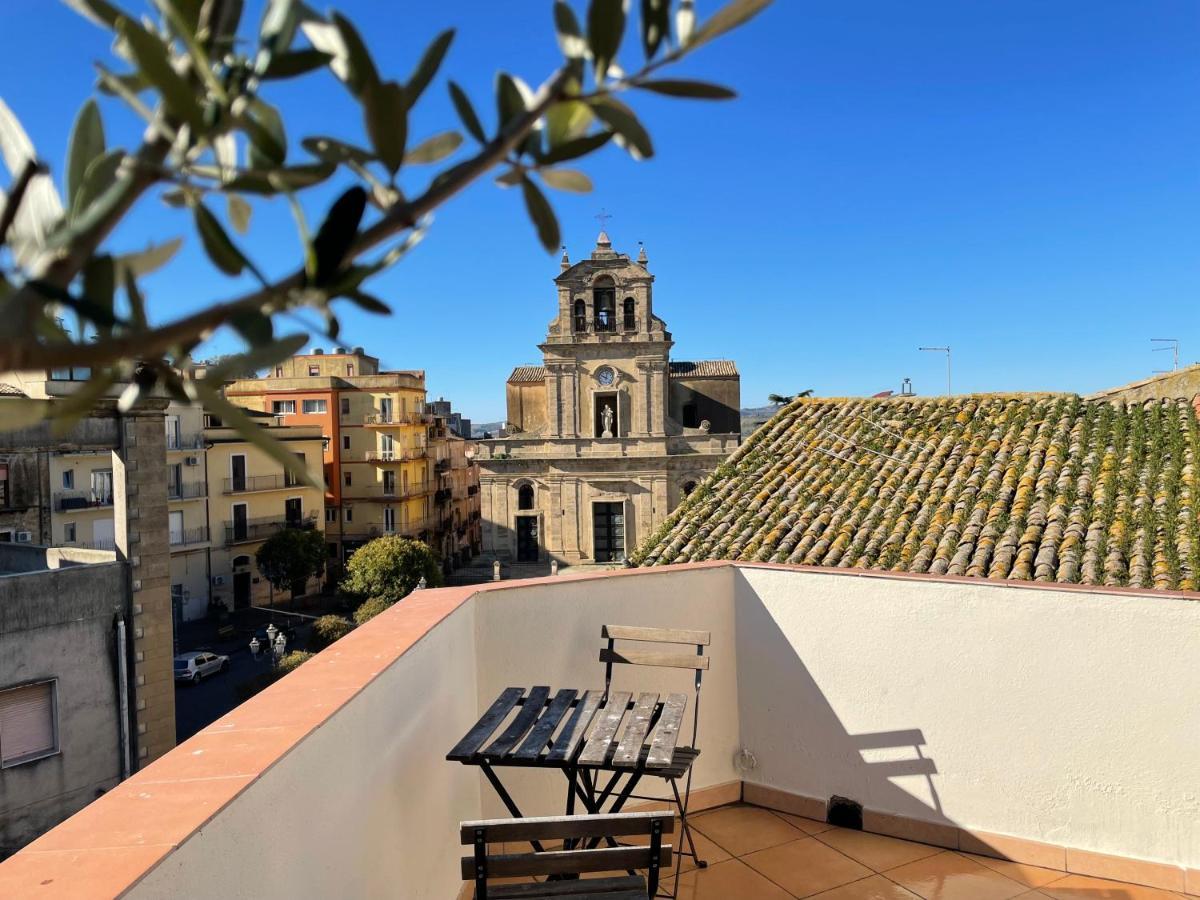 B&B L'Angolo Sulla Piazza Mirabella Imbaccari Luaran gambar