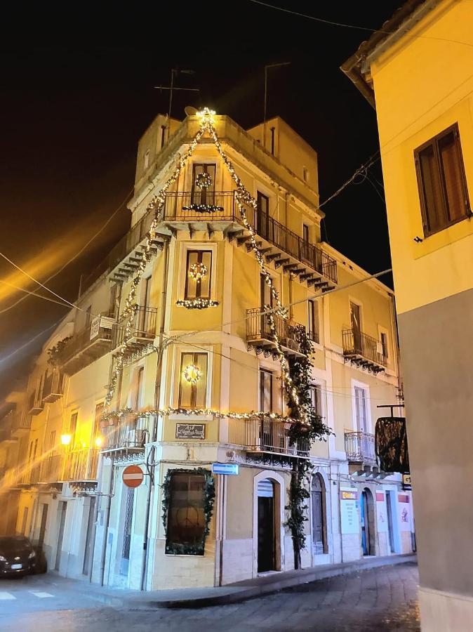 B&B L'Angolo Sulla Piazza Mirabella Imbaccari Luaran gambar
