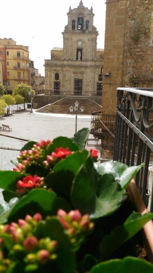 B&B L'Angolo Sulla Piazza Mirabella Imbaccari Luaran gambar