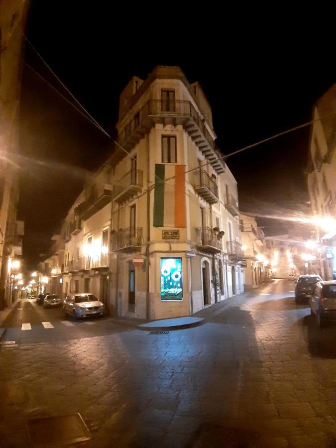 B&B L'Angolo Sulla Piazza Mirabella Imbaccari Luaran gambar